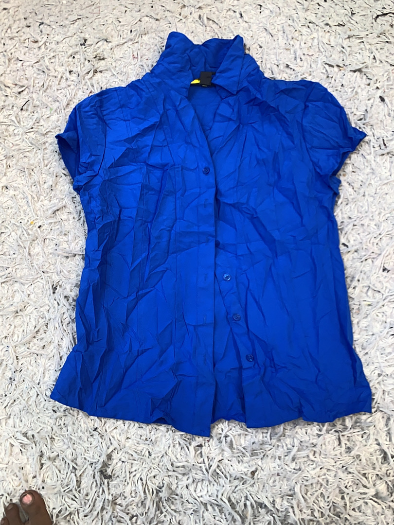 青いショートスリーブシャツ