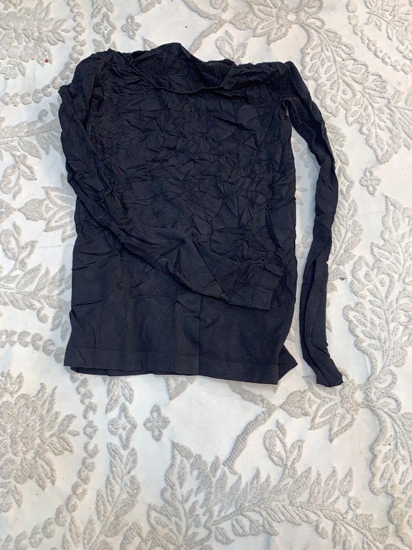 Blusa nera a maniche lunghe con effetto stropicciato