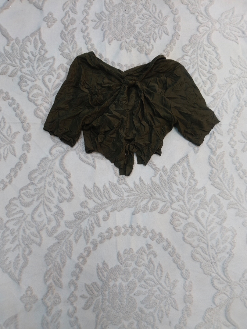 Blouse en satin noir drapé