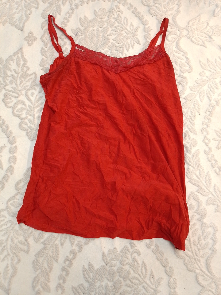 No Boundaries Rote Spitze Trimm Spaghetti-Top