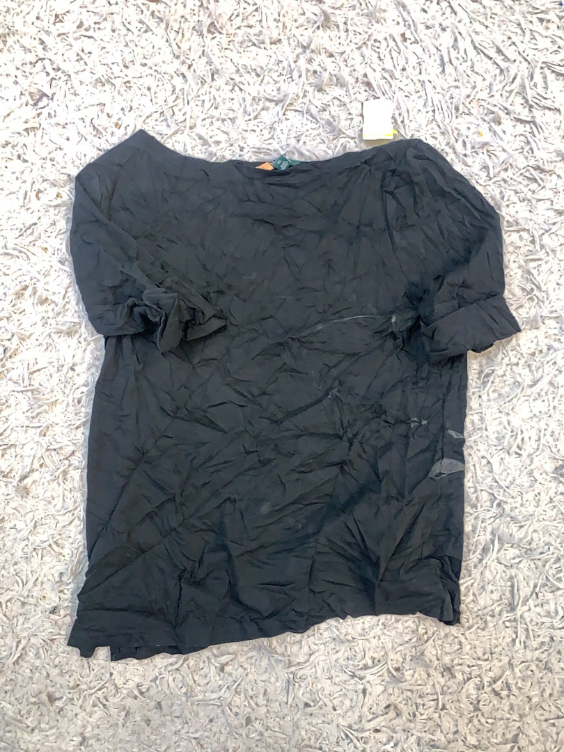 Blouse noire à manches longues et encolure bateau ..