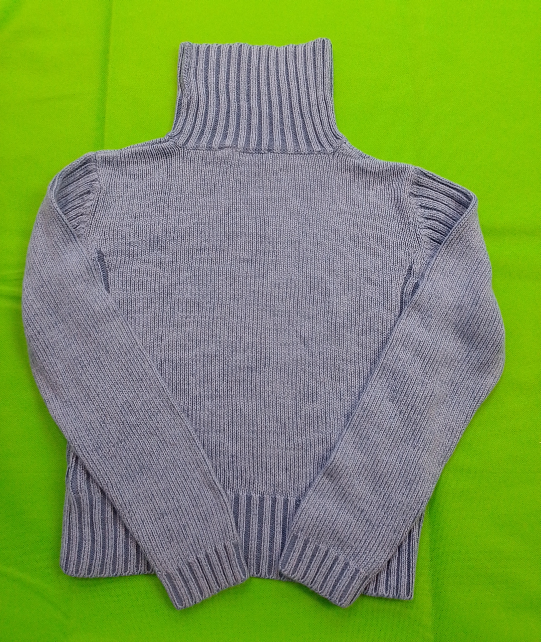 Grauer Rollkragenpullover