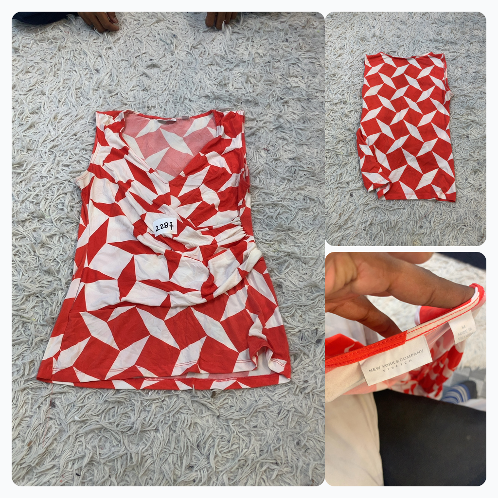 New York & Company Top con stampa geometrica rossa..