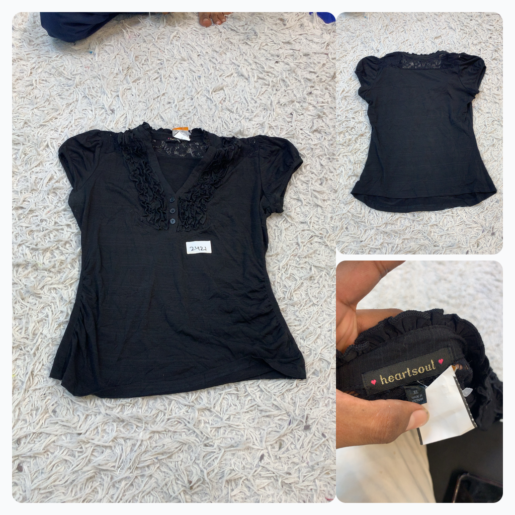 Blouse noire à volants
