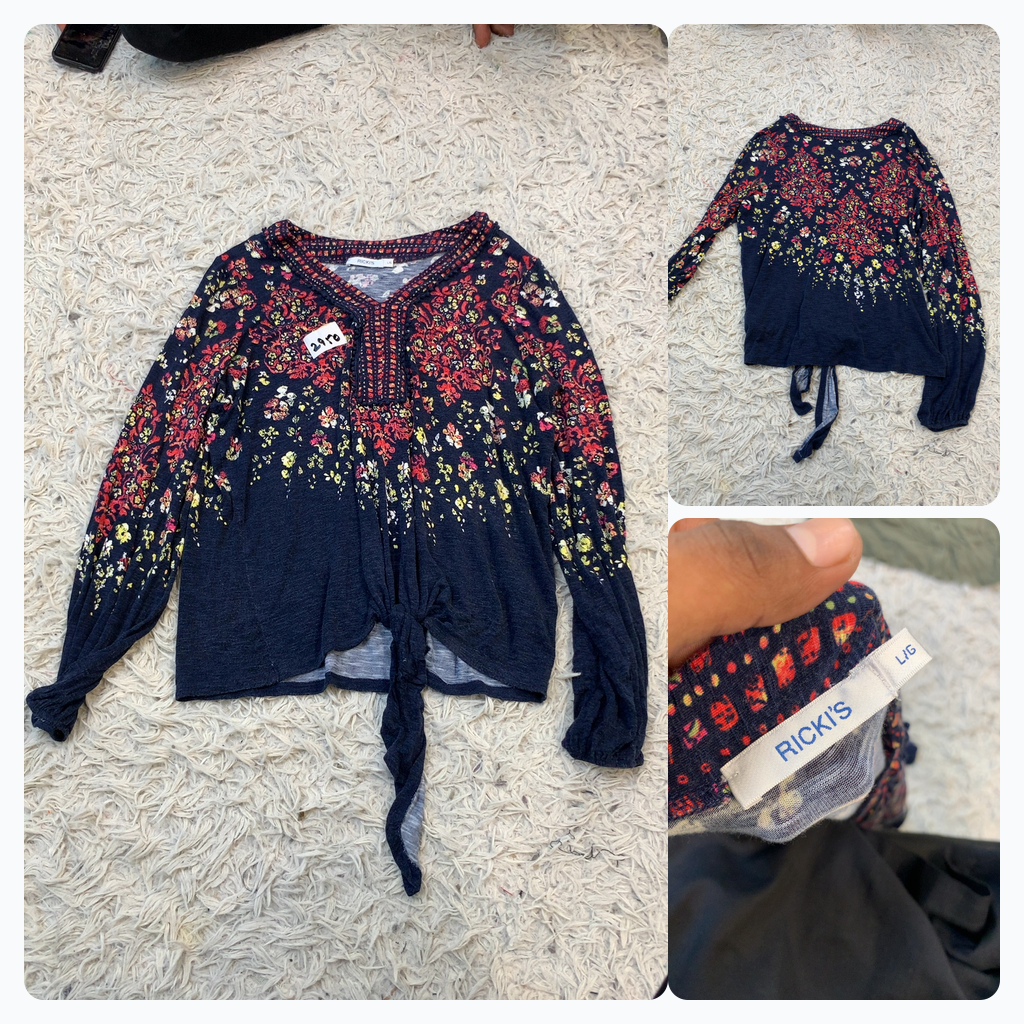 Camiseta con estampado floral y lazo frontal