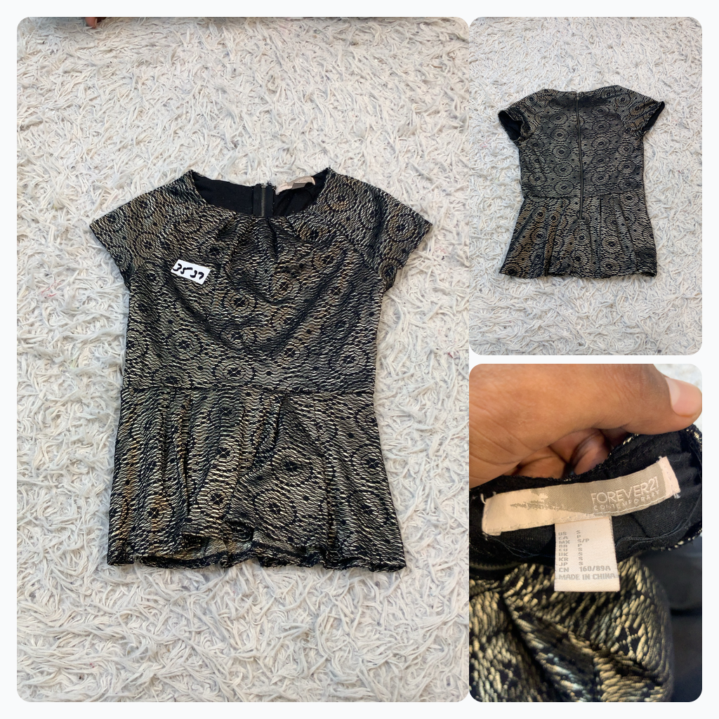 Top peplum negro y dorado de Forever 21