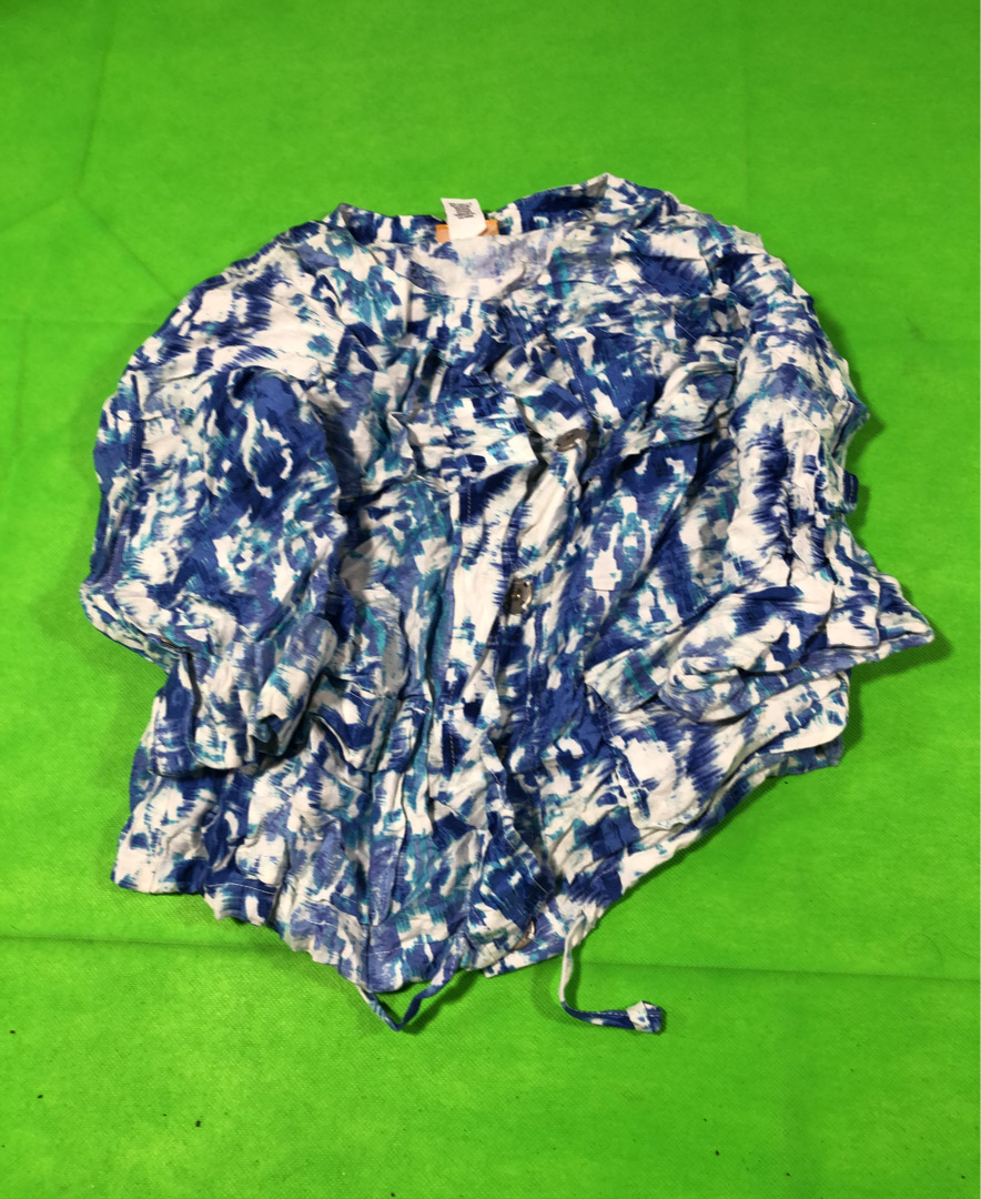 Blaue und weiße Batikbluse