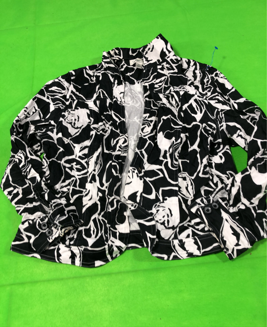 Schwarz-weiße Blütenjacke