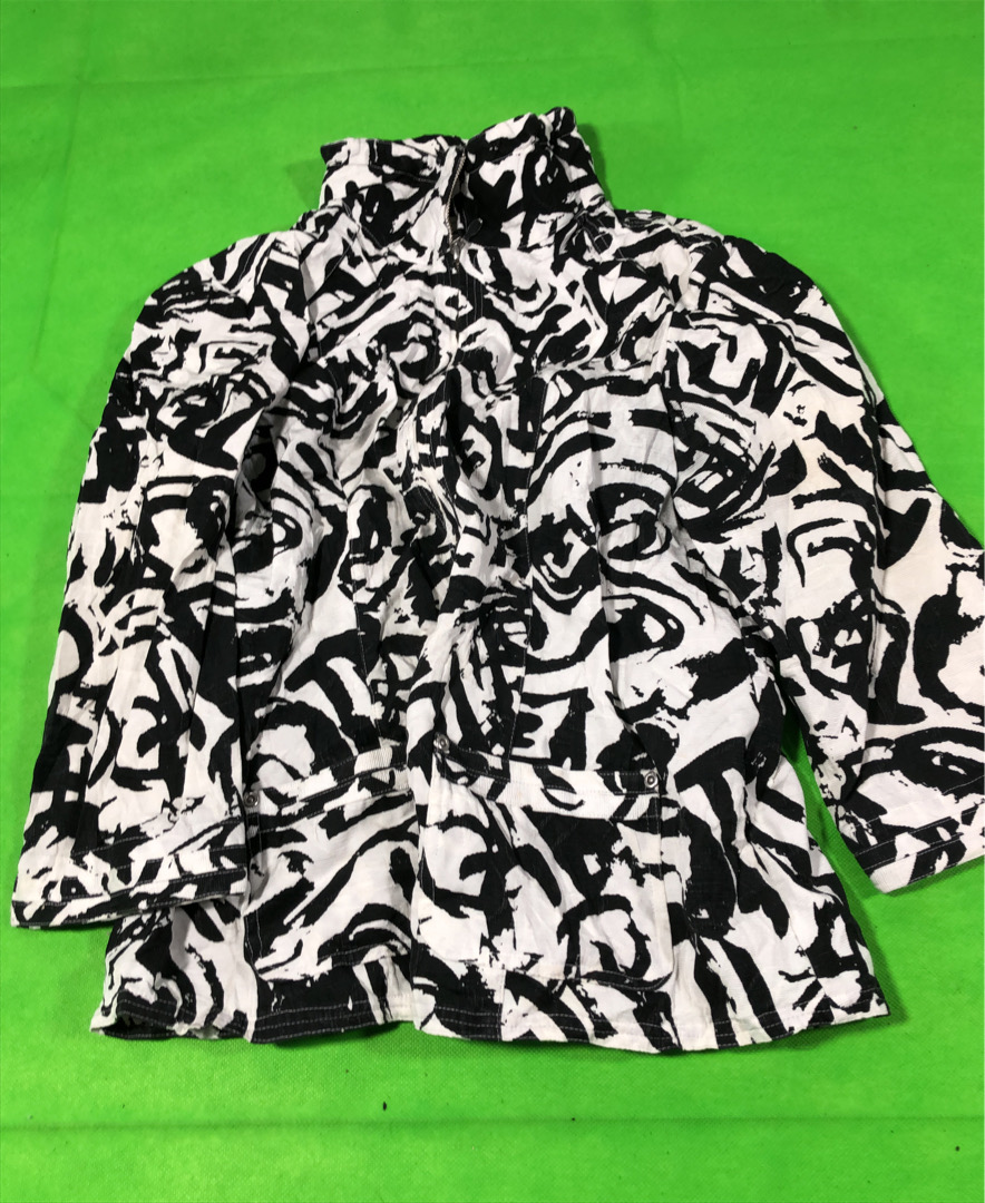 Bluse mit schwarz-weißer abstrakter Musterung