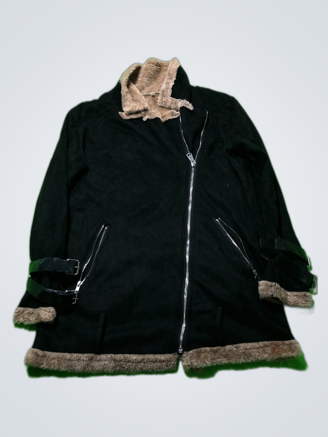 Schwarzer Mantel mit Fellbesatz