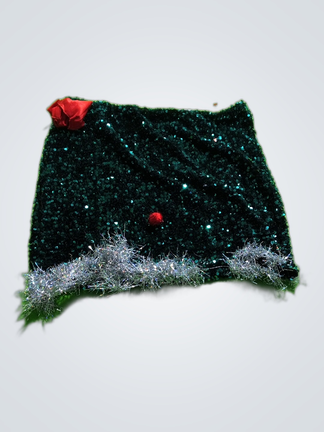 Top con paillettes e dettaglio di rosa rossa