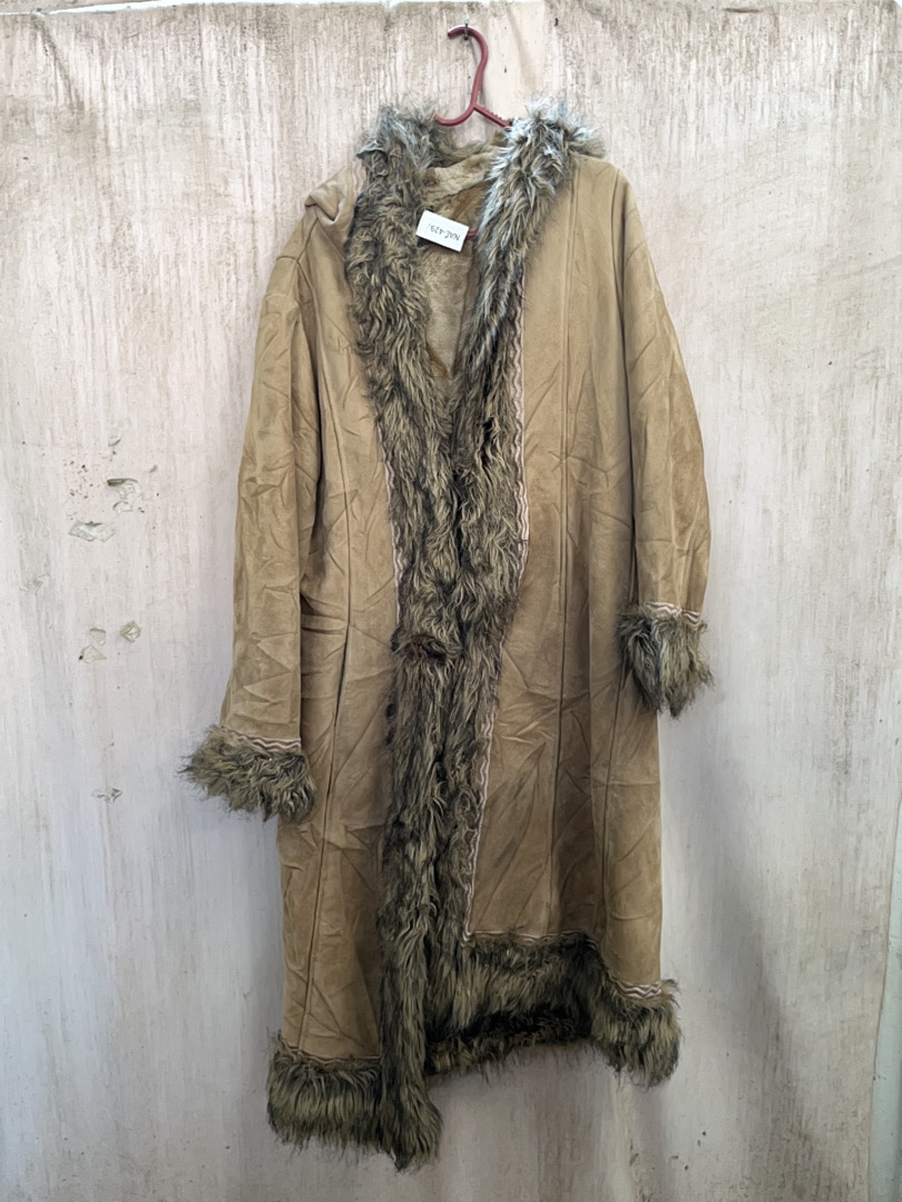 Casaco com capuz em pele sintética bege