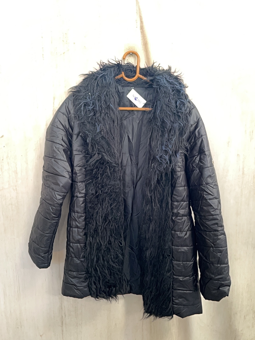 Jaqueta Puffer com Detalhes de Pele Negra da Zara