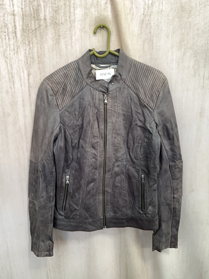 Giacca di pelle grigia