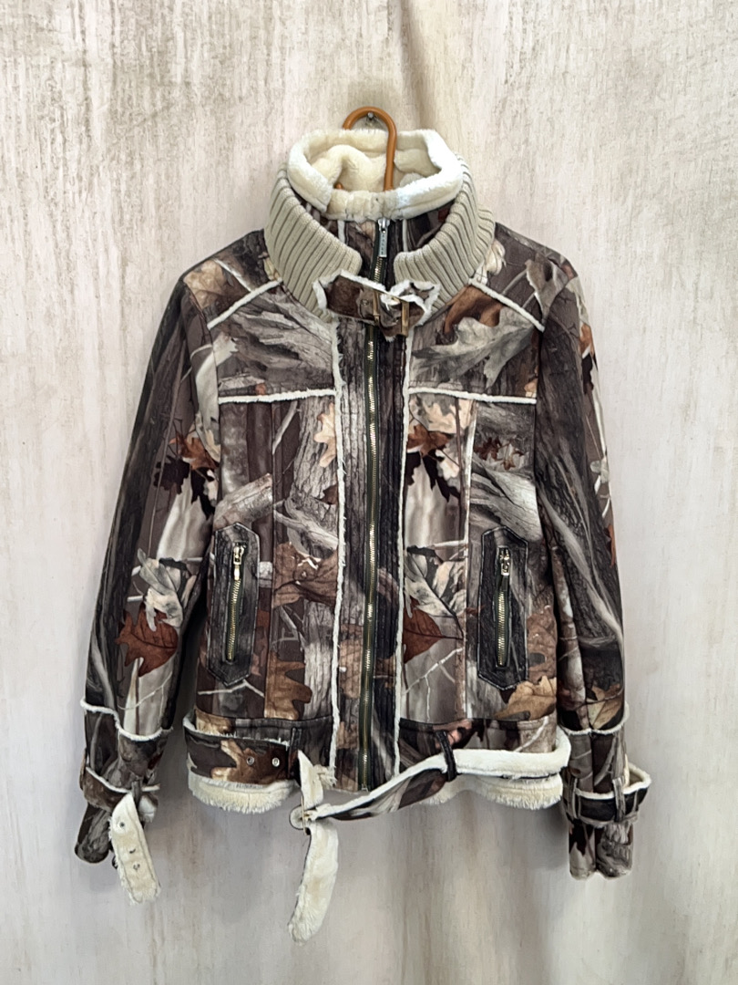 Jaqueta com Gola de Pelo em Estampa Camuflada