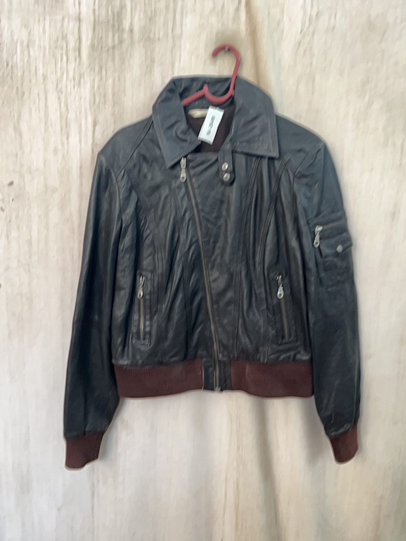 ブランドなしのブラックレザーのバイカージャケット