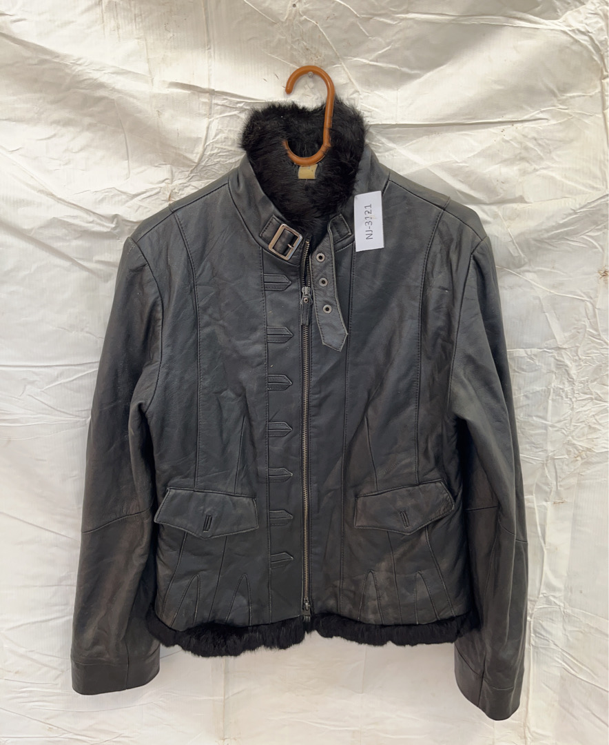 Veste en cuir avec bordure en fourrure