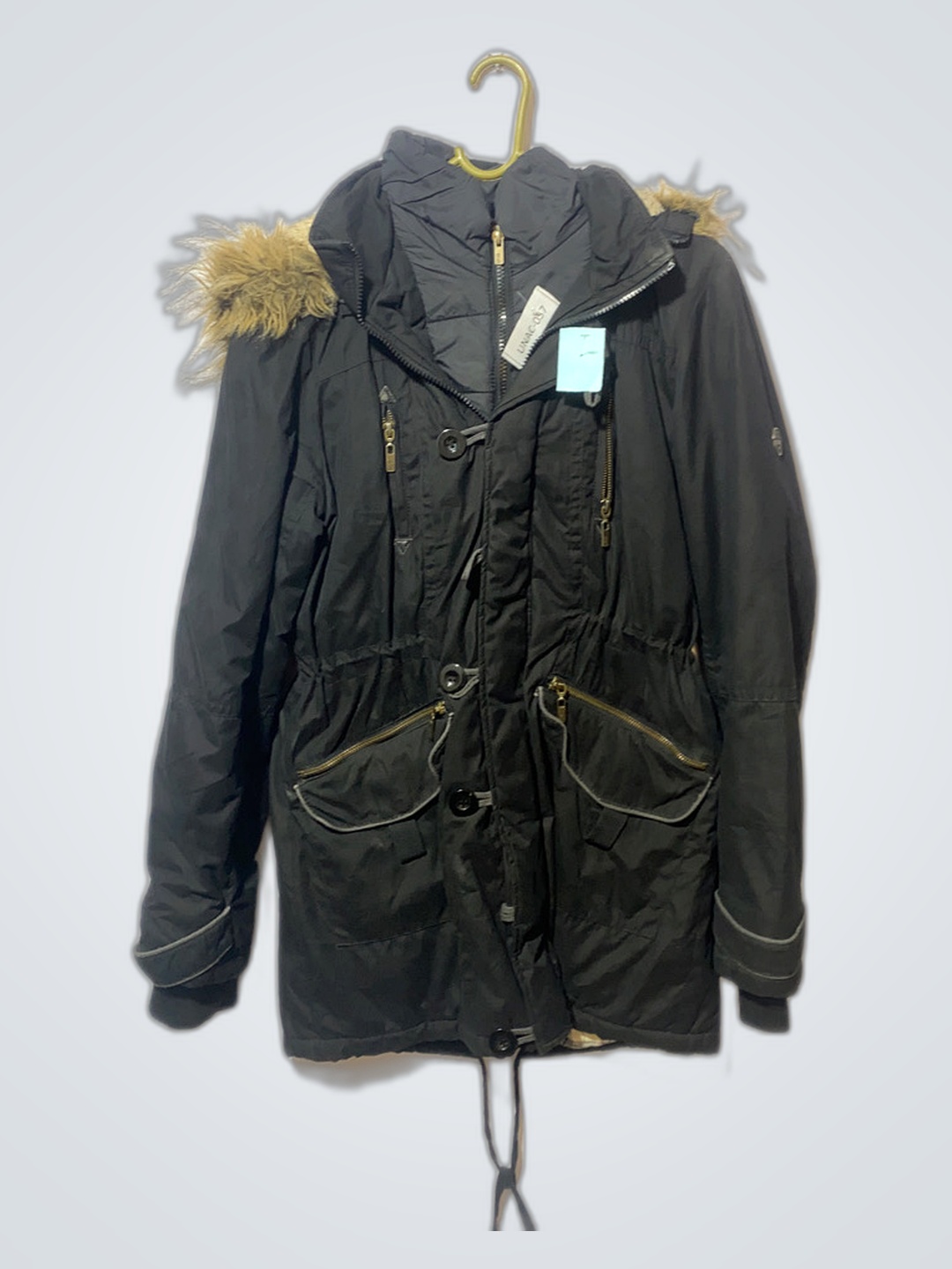 Veste d'hiver noire avec bordure en fourrure