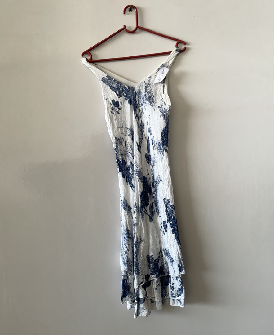 Weißes und blaues Blumen-Kleid