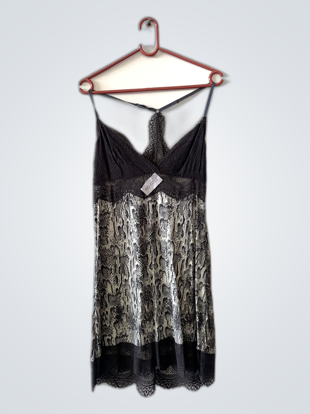 Vestaglia in pizzo e pelle di serpente