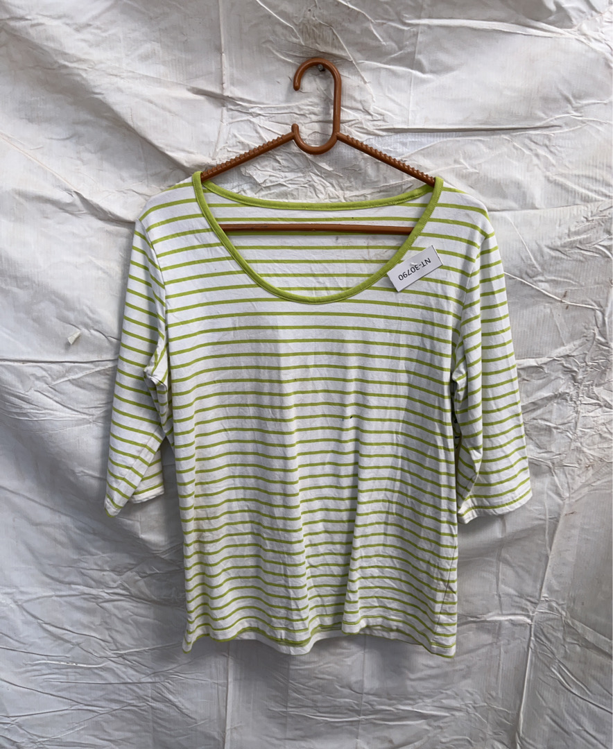 Grün-weiß gestreiftes Hemd