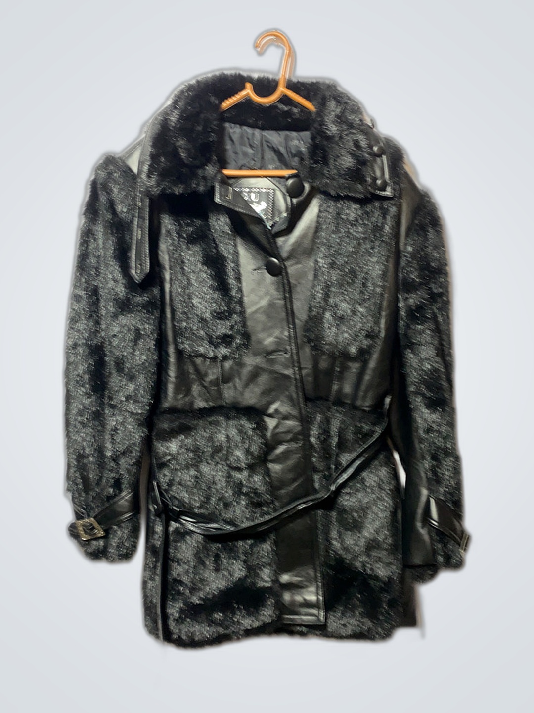 Manteau noir en fourrure