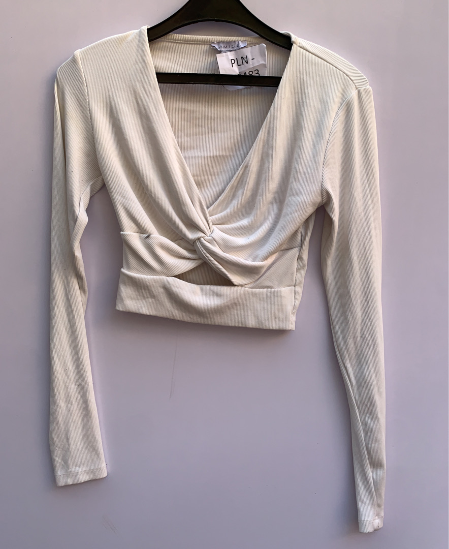 AMISU クロップド ロングスリーブ ニットトップ