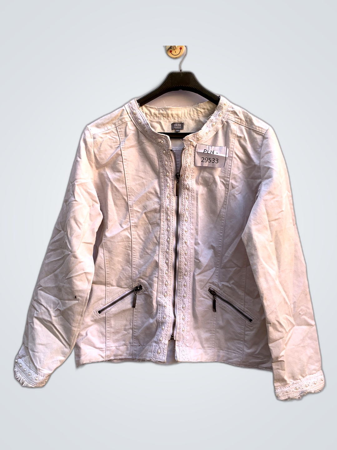 レースのディテールが施されたホワイトデニムジャケット