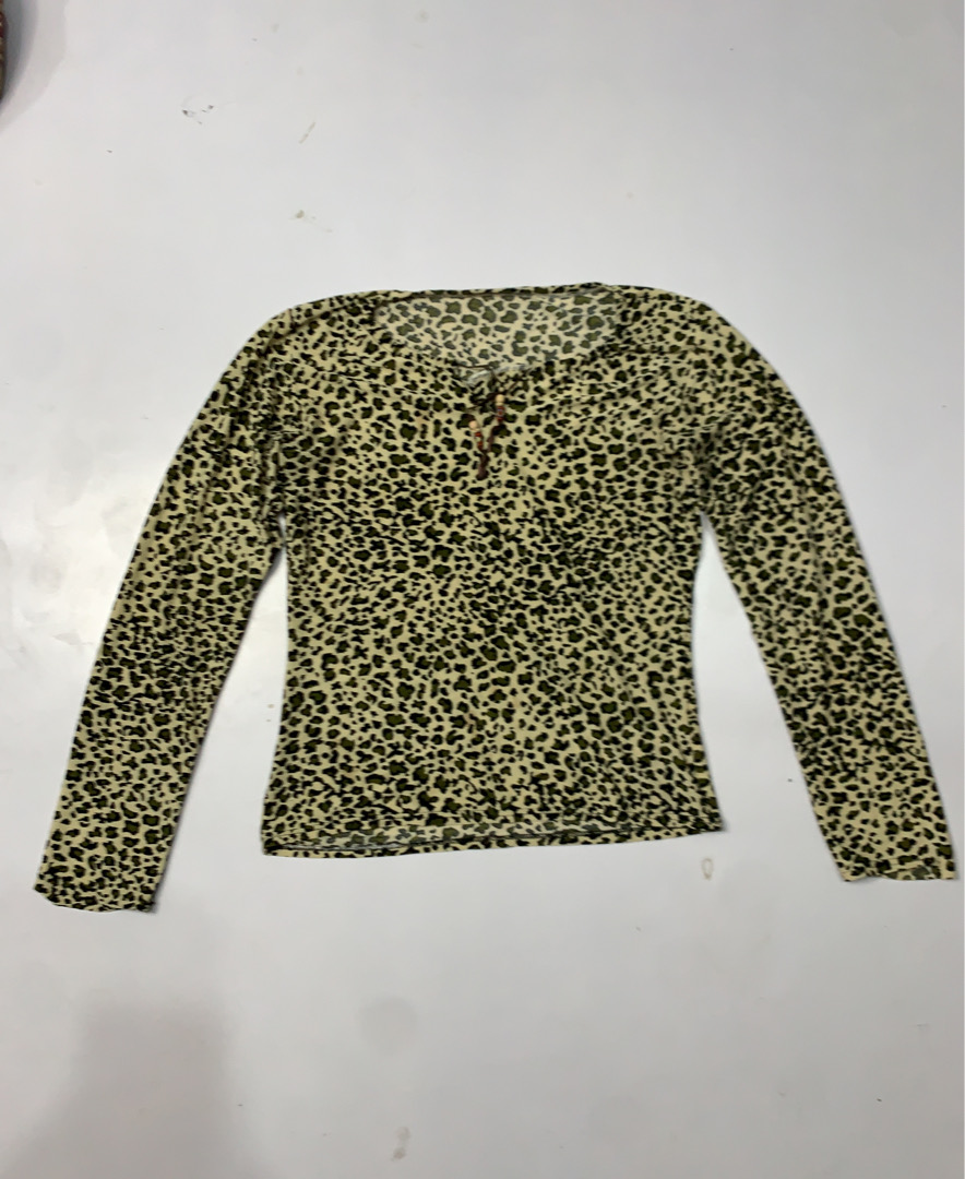 Long-sleeved leopard print top