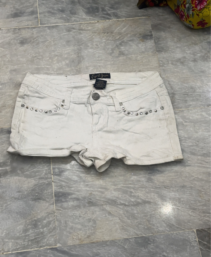 Shorts en denim blanc avec des détails en strass