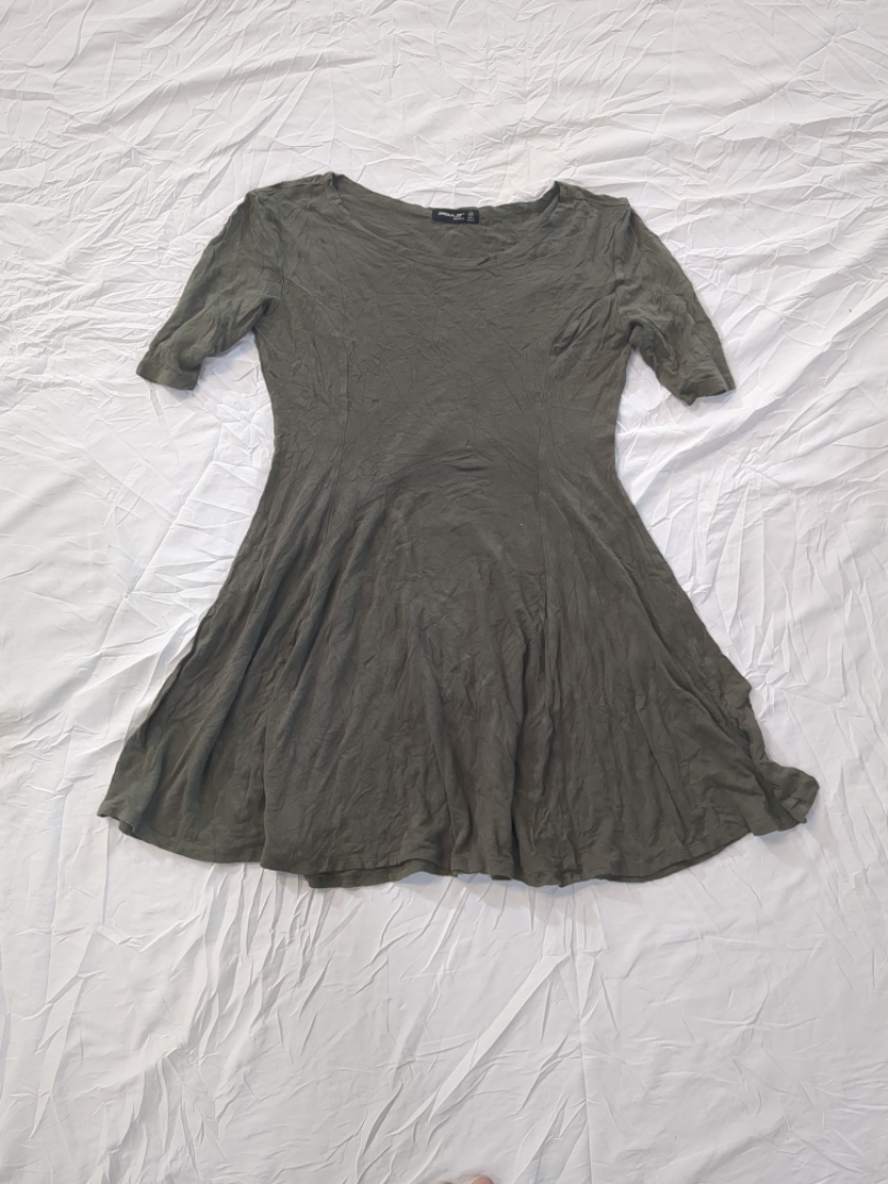 Robe ajustée et évasée vert olive