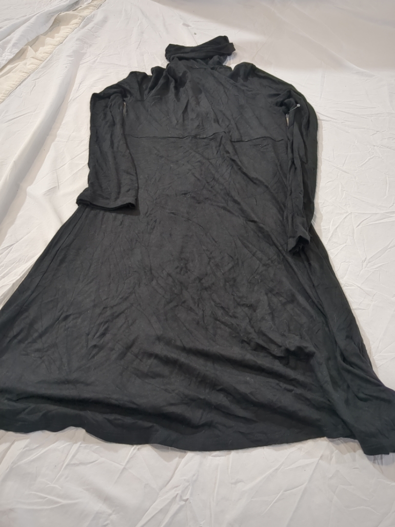 Robe noire à col roulé Karen Kane