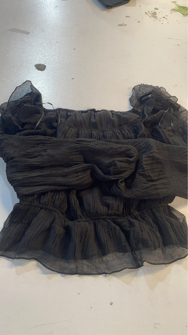 Blusa negra transparente con volantes