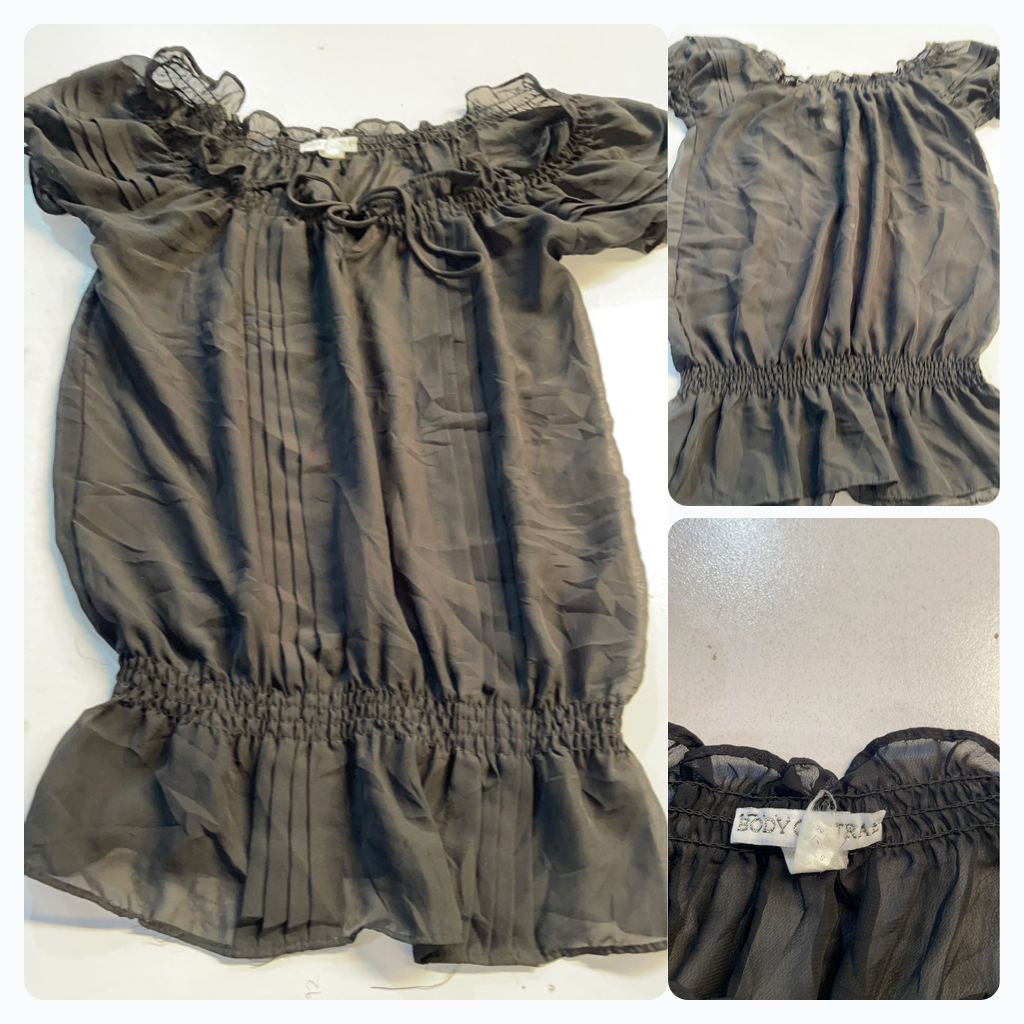 Blouse noire transparente avec détails en volants
