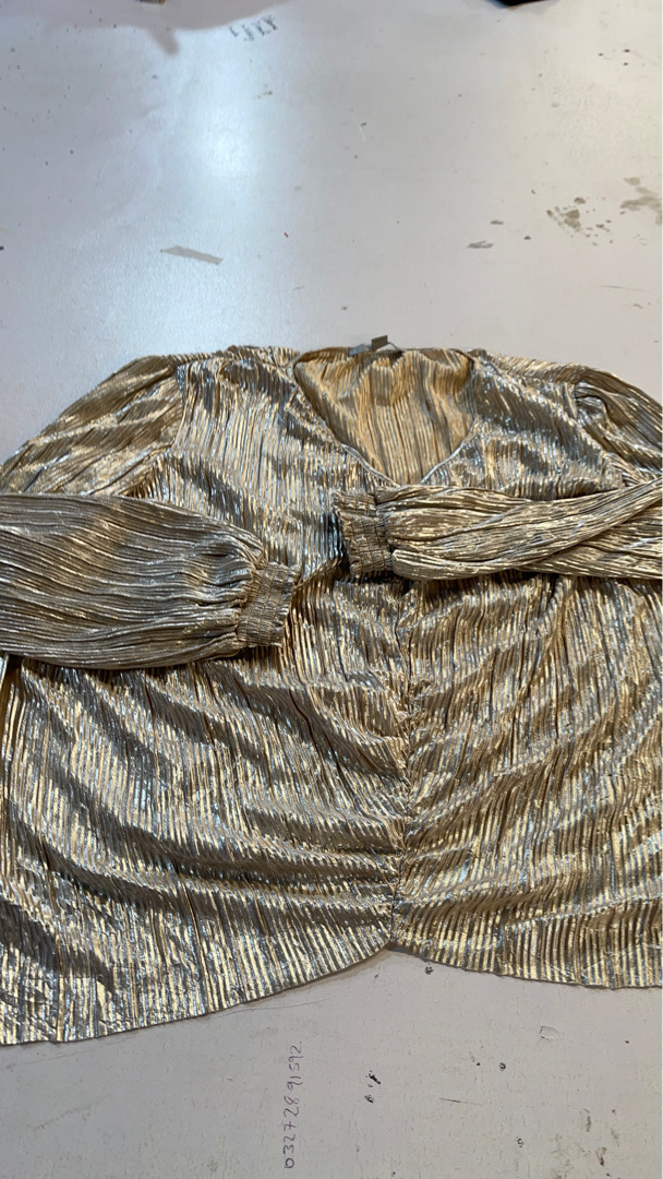 Blusa Dourada Metálica de Manga Longa