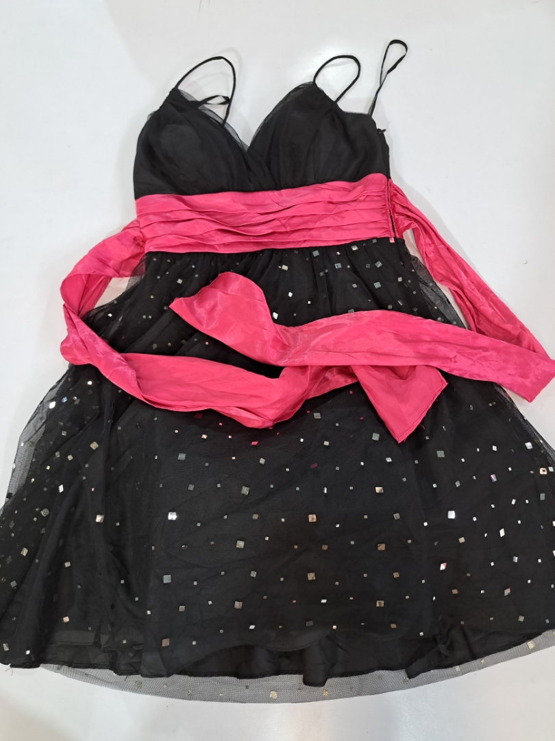 Blondie Nites Schwarzes Partykleid mit pinkem Gürt..