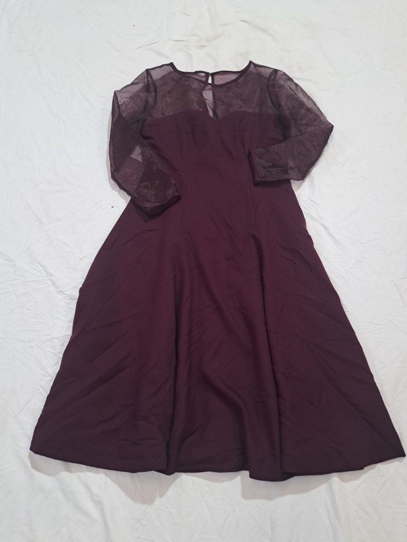 Elegantes A-Linien-Kleid mit transparenten Ärmeln
