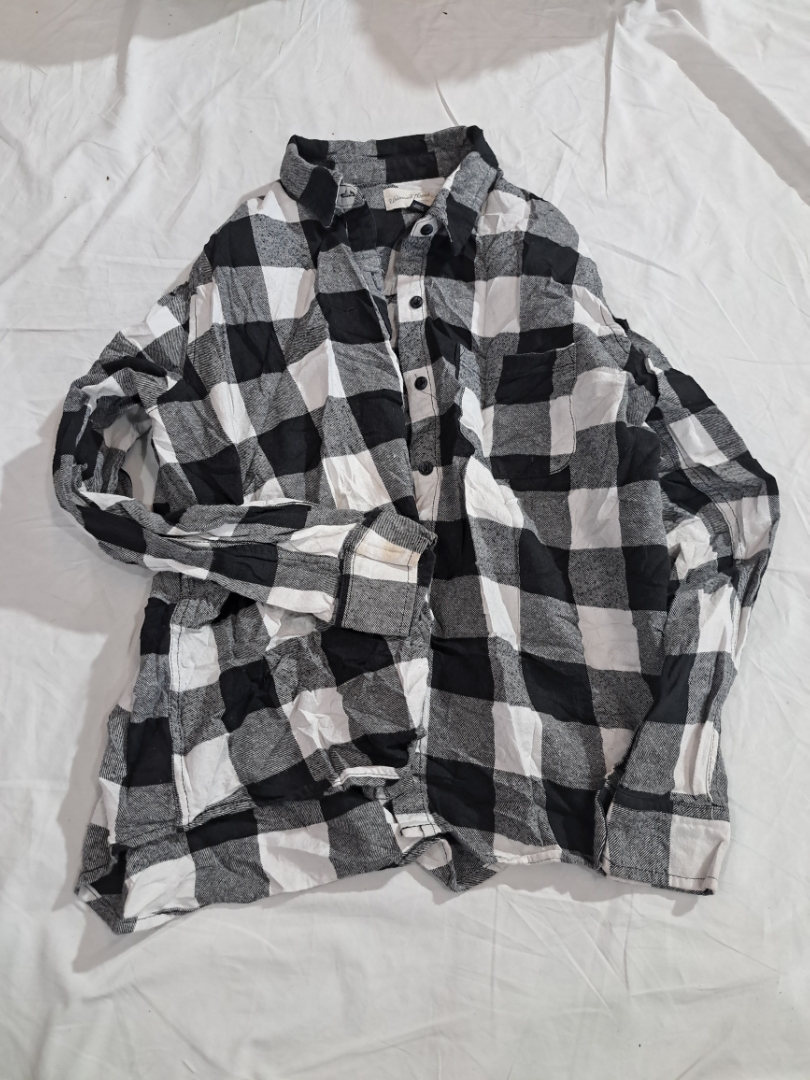 Universal Thread Black and White Plaid Flannel Shi..