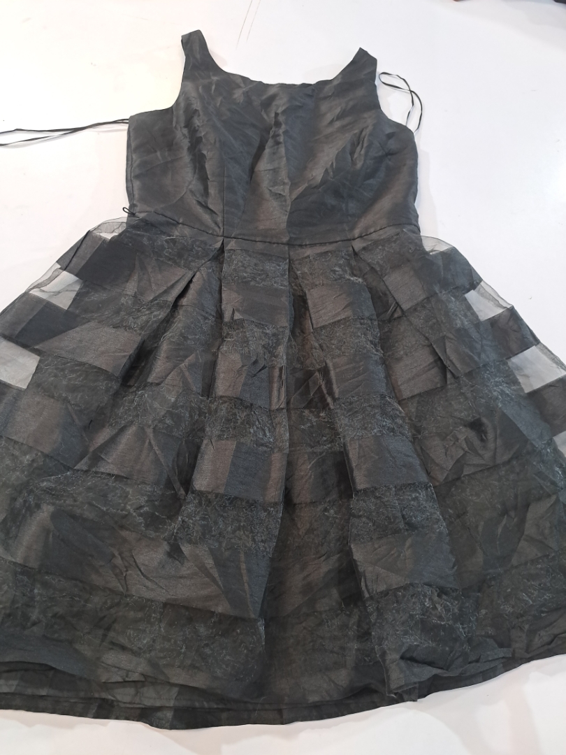 Julian Taylor Schwarzes Kleid