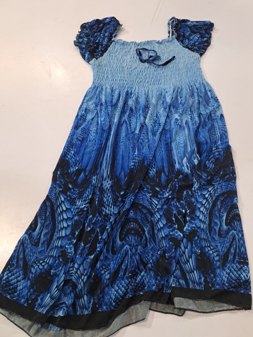 Blau bedrucktes Kleid