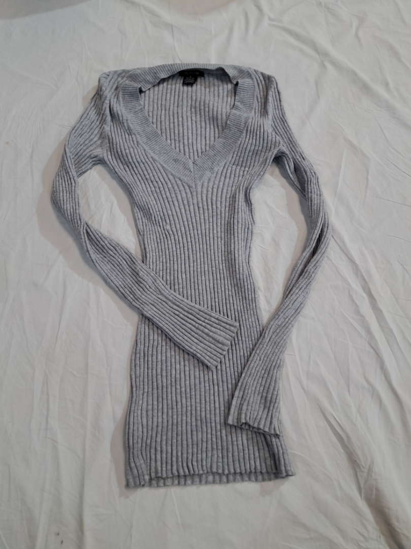 Top à manches longues en tricot côtelé gris à déco..