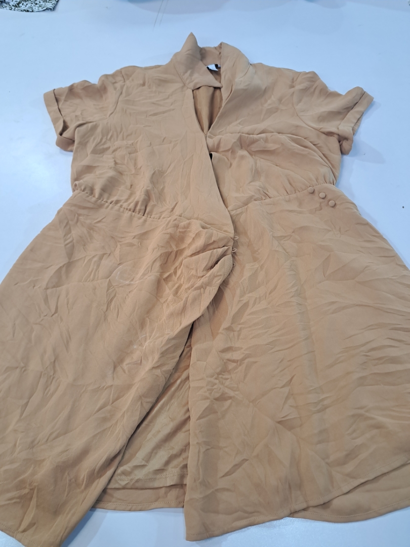 Vestido mini de mangas cortas en color b..