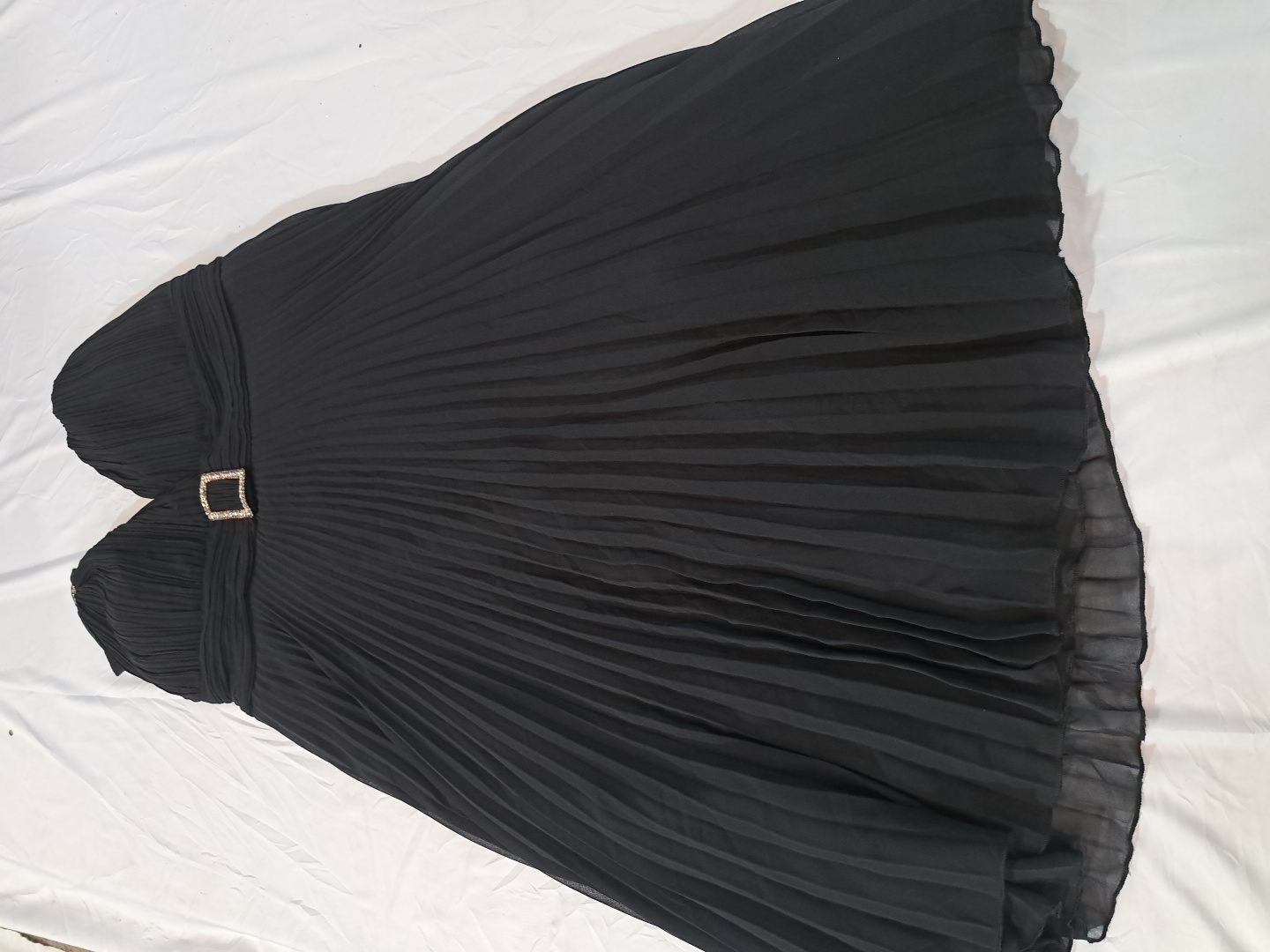 Vestido Preto Plissado Halter com Fivela de Strass