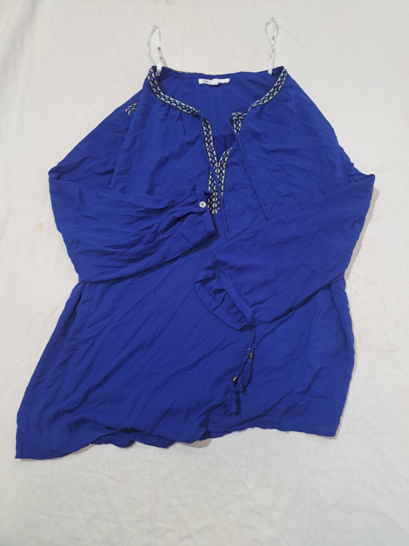 Blaue bestickte Bluse
