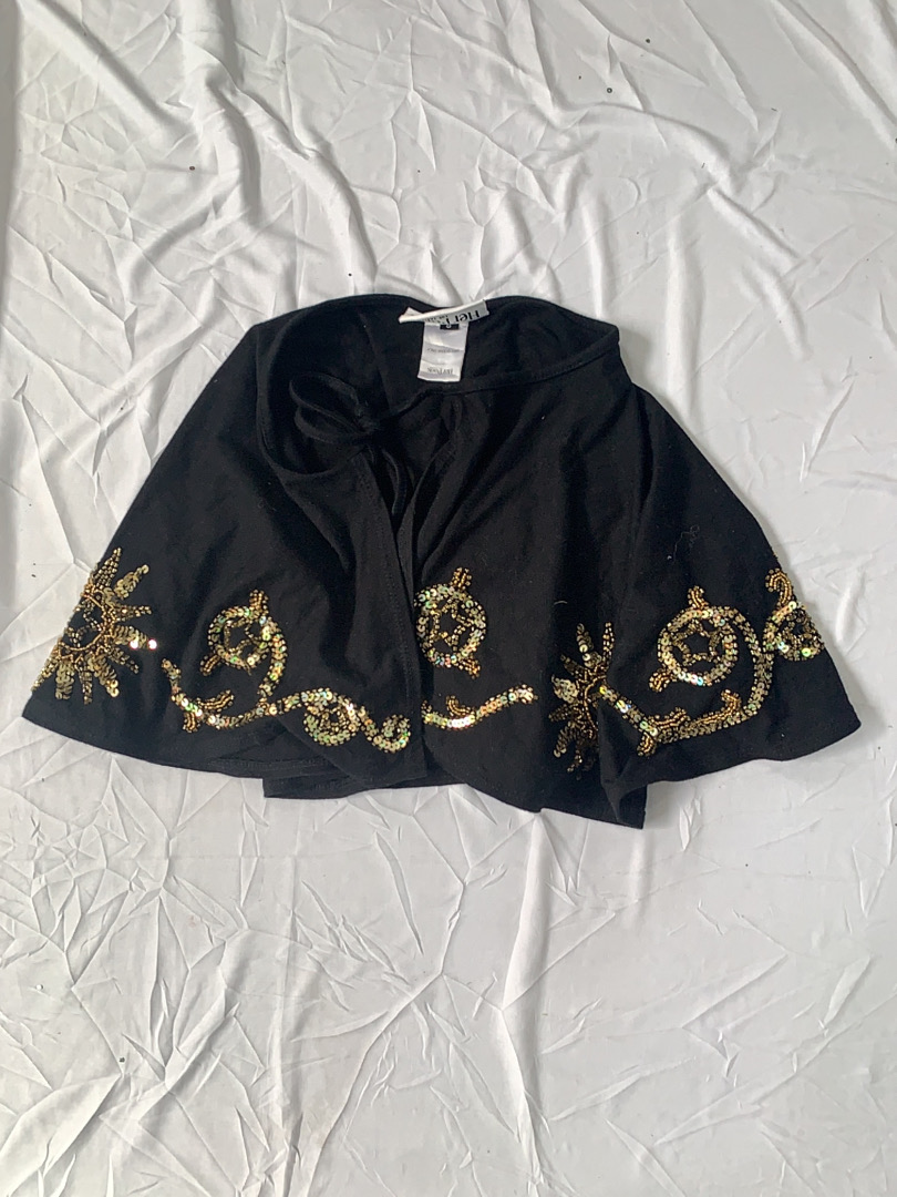 Sa cape ornée de poney