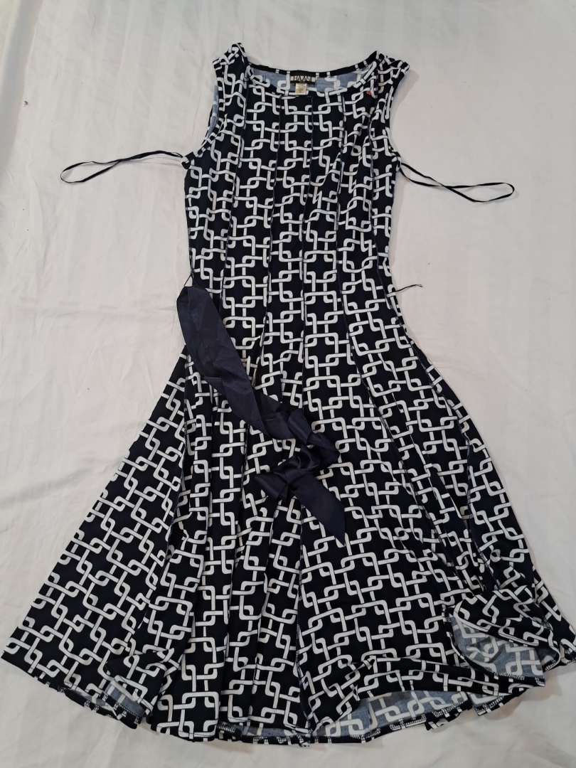 HAANI Abito Geometrico Bianco e Nero Petite con Ci..