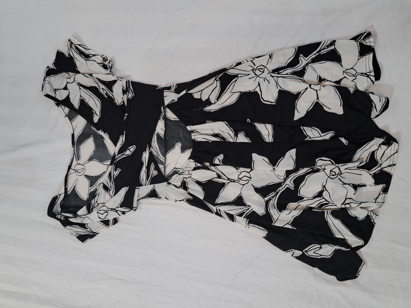 Robe mini imprimée florale noire et blanche