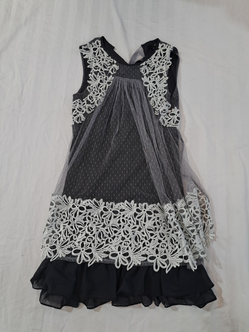 Robe mini sans manches Ryu noire avec superpositio..