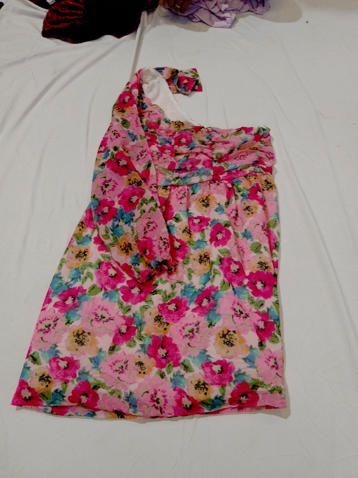 Robe mini à une épaule florale