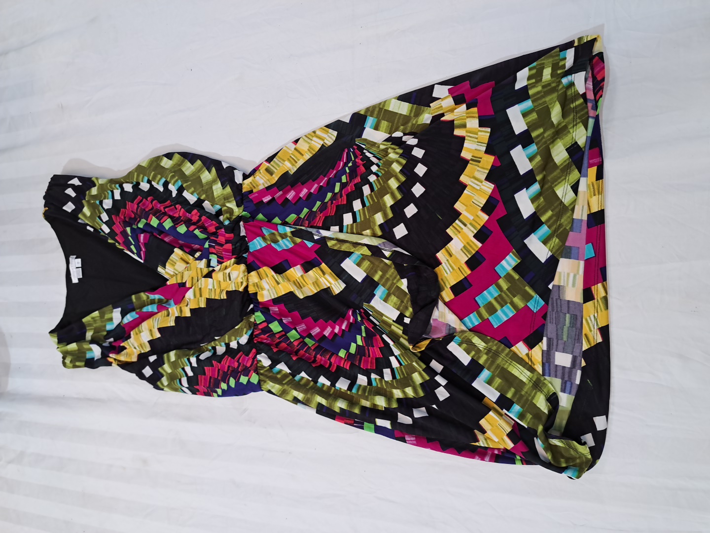 カラフルなパターンのドレス